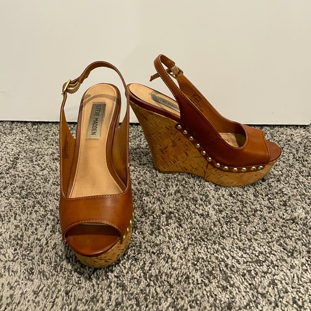 Steve Madden Camel Wedge w/ Studs, Size 6